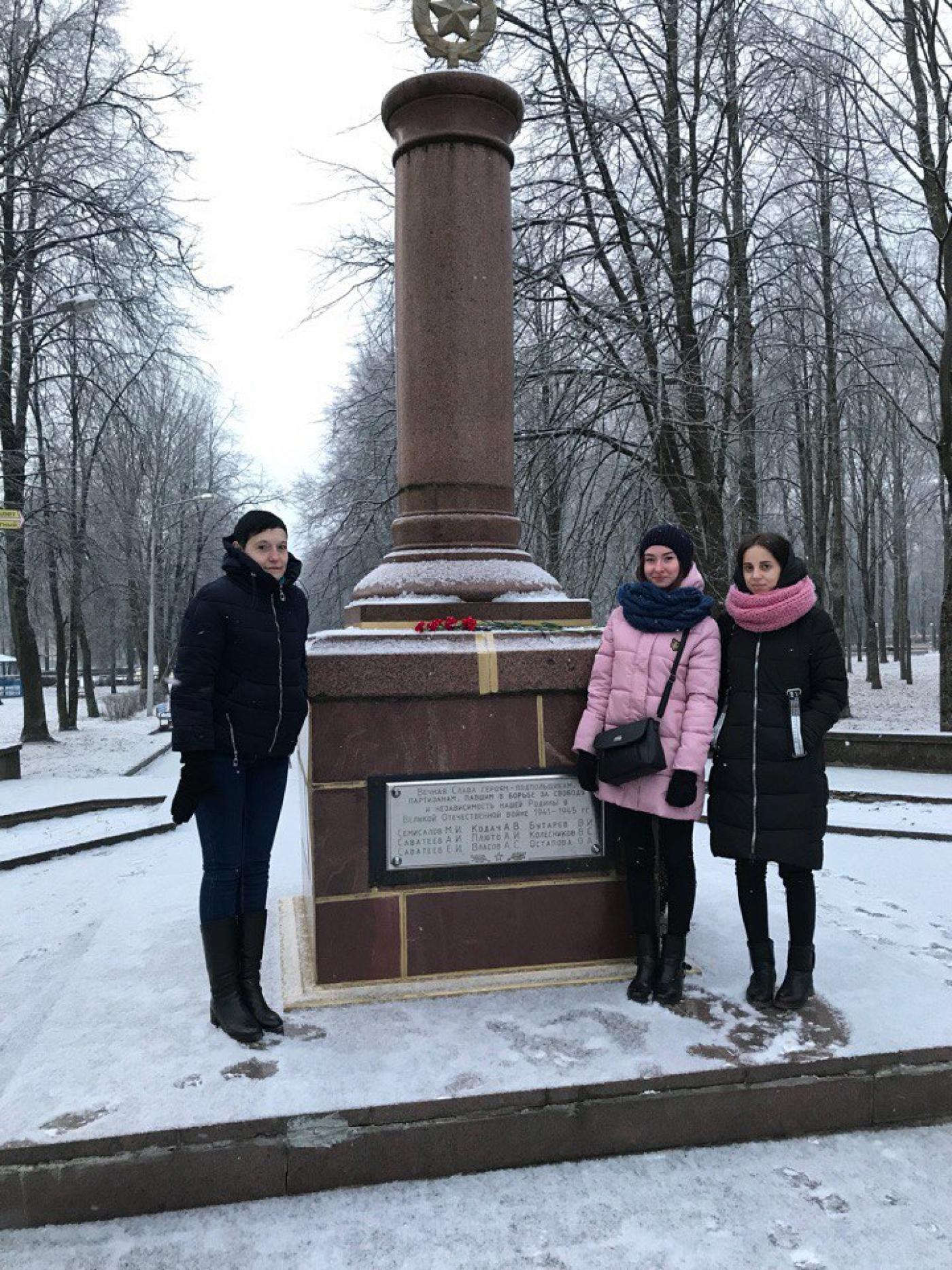 15 января 2018 года учащиеся группы ОП-3-559 вместе с председателем профбюро учащихся Новик Е.Н. организовали возложение цветов к памятнику партизанам-подпольщикам